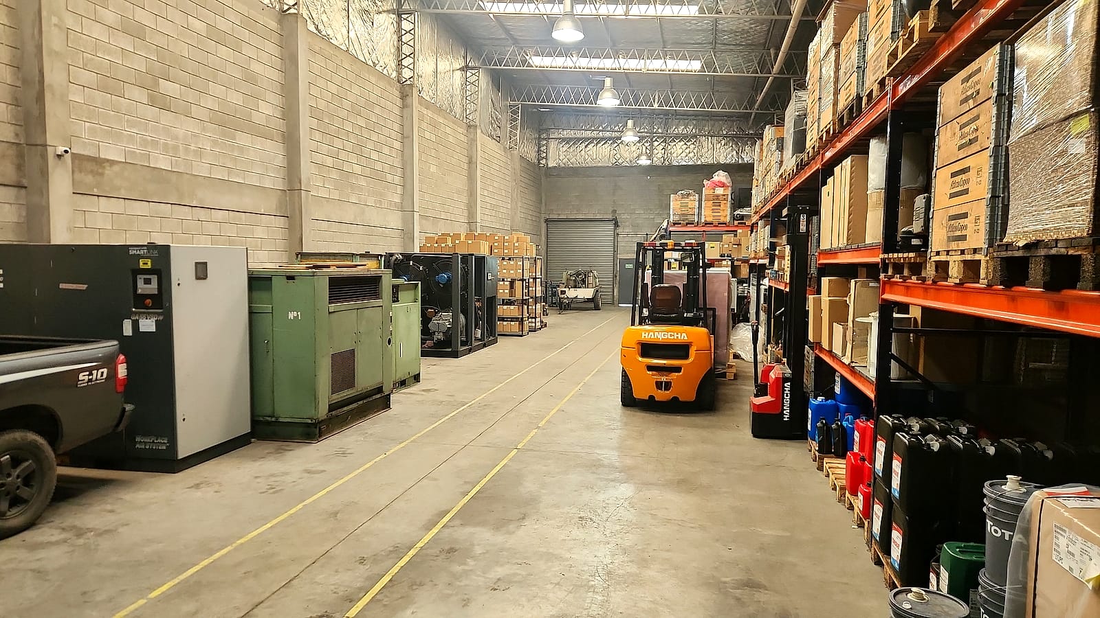 Compresores de aire industriales y lubricantes en el deposito de Air Solutions
